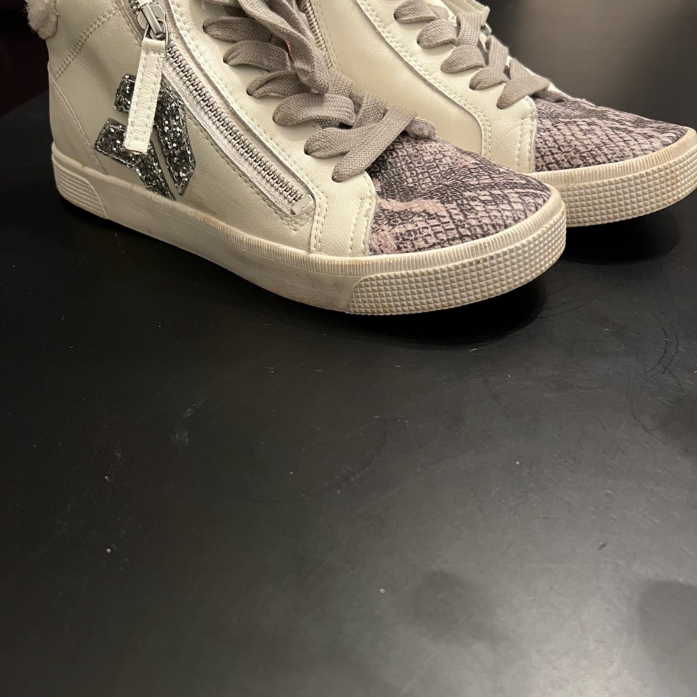 Stylish Women's Beige and Snake Print Sneakers